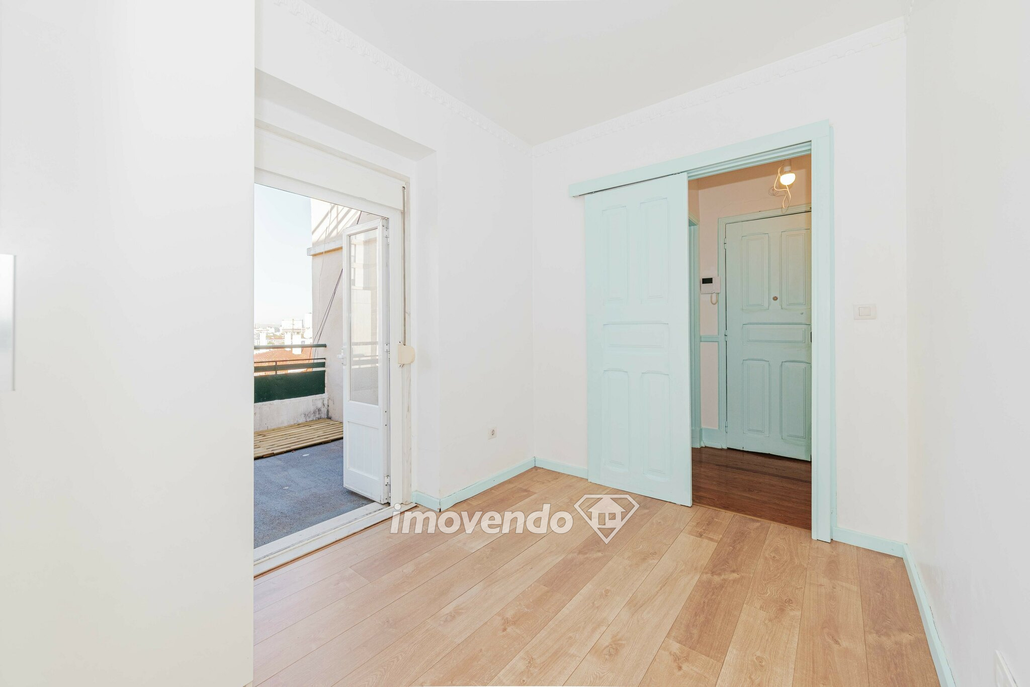 Apartamento T2 remodelado, com terraço, na Penha de França, Lisboa