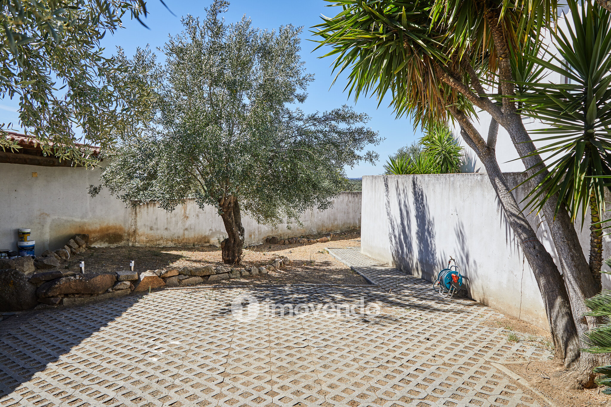 Moradia T2 totalmente remodelada, com jardim, em Reguengos de Monsaraz