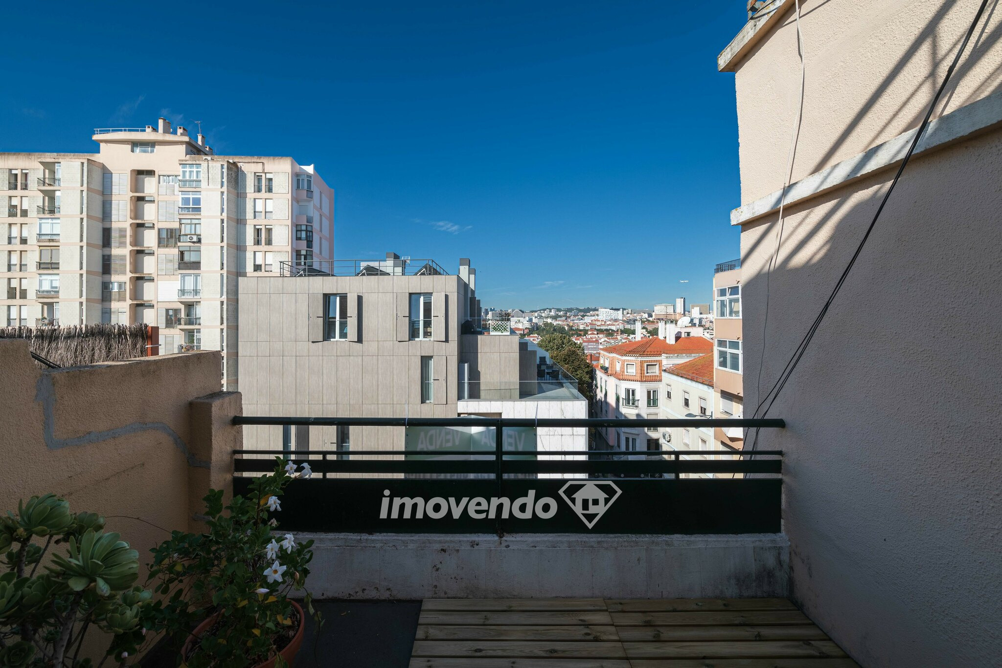 Apartamento T2 remodelado, com terraço, na Penha de França, Lisboa
