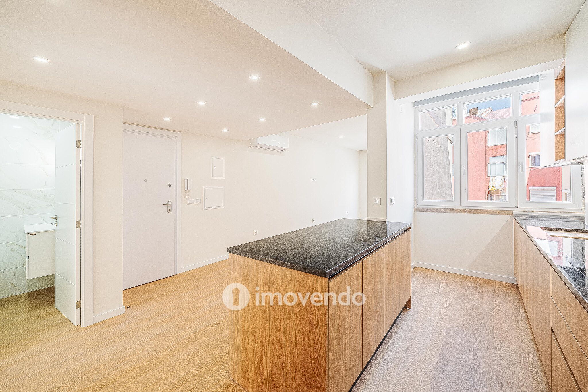 Apartamento T2 totalmente renovado e pronto a habitar, em Moscavide