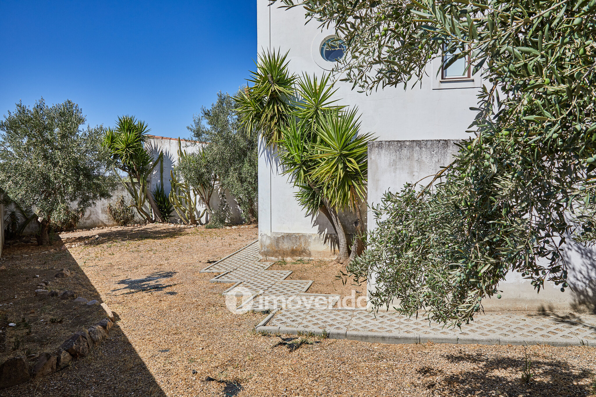 Moradia T2 totalmente remodelada, com jardim, em Reguengos de Monsaraz