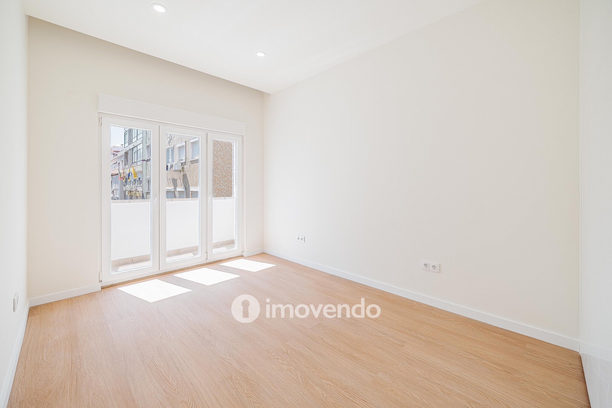 Apartamento T2 totalmente renovado e pronto a habitar, em Moscavide