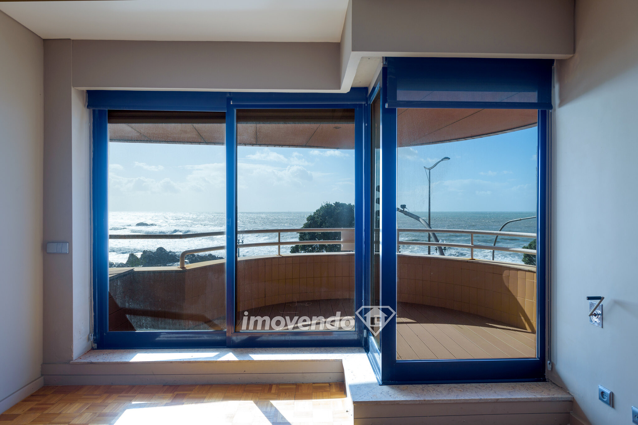Apartamento T3 com vista mar e estacionamento, junto à praia, no Porto