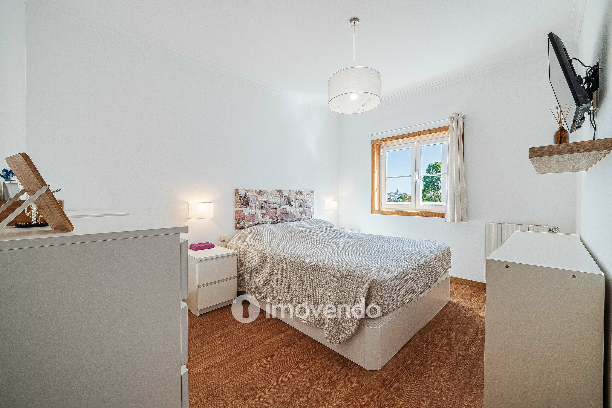 Apartamento T2 moderno, com estacionamento, nas Casas do Lago