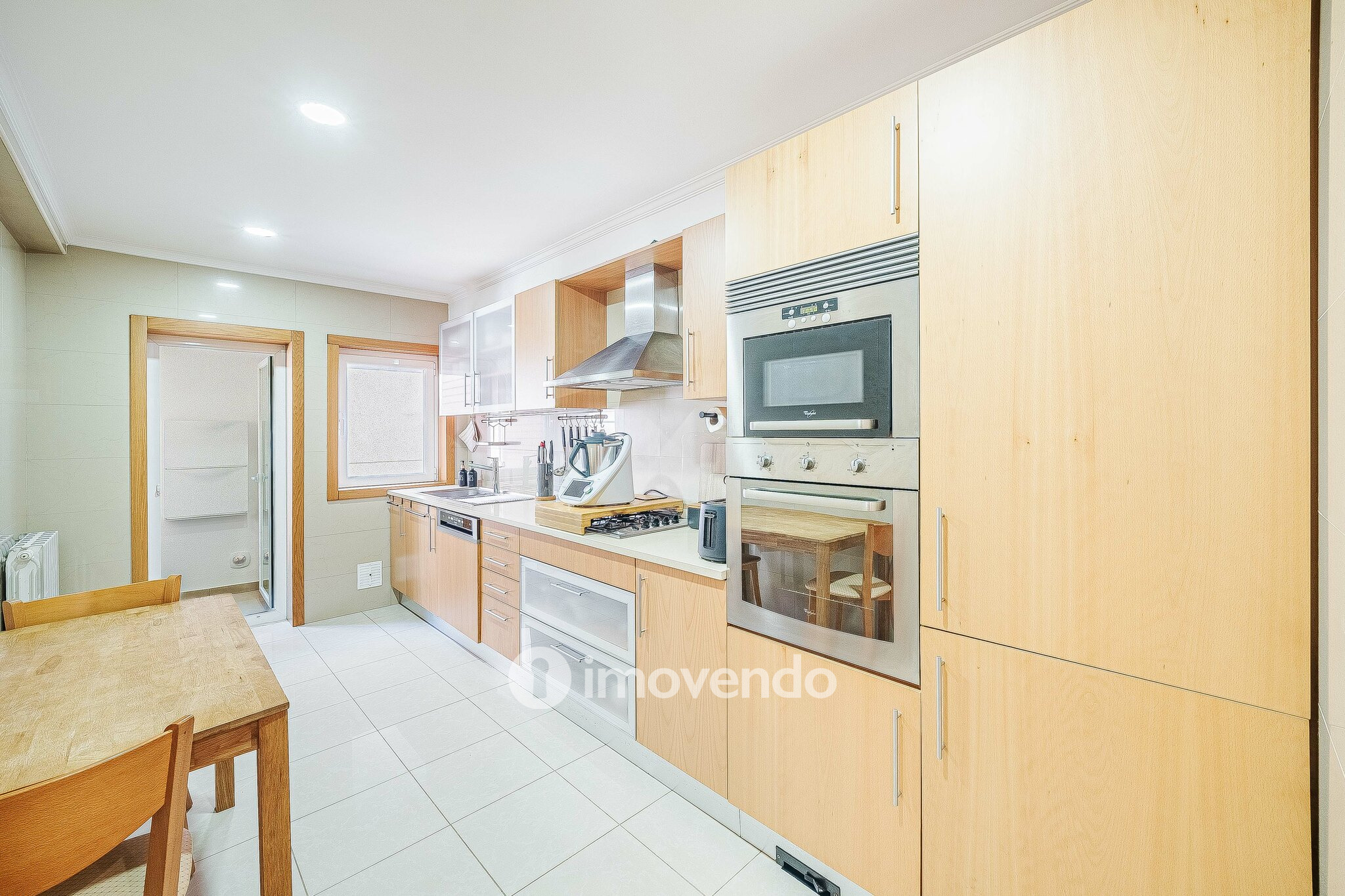 Apartamento T2 moderno, com estacionamento, nas Casas do Lago