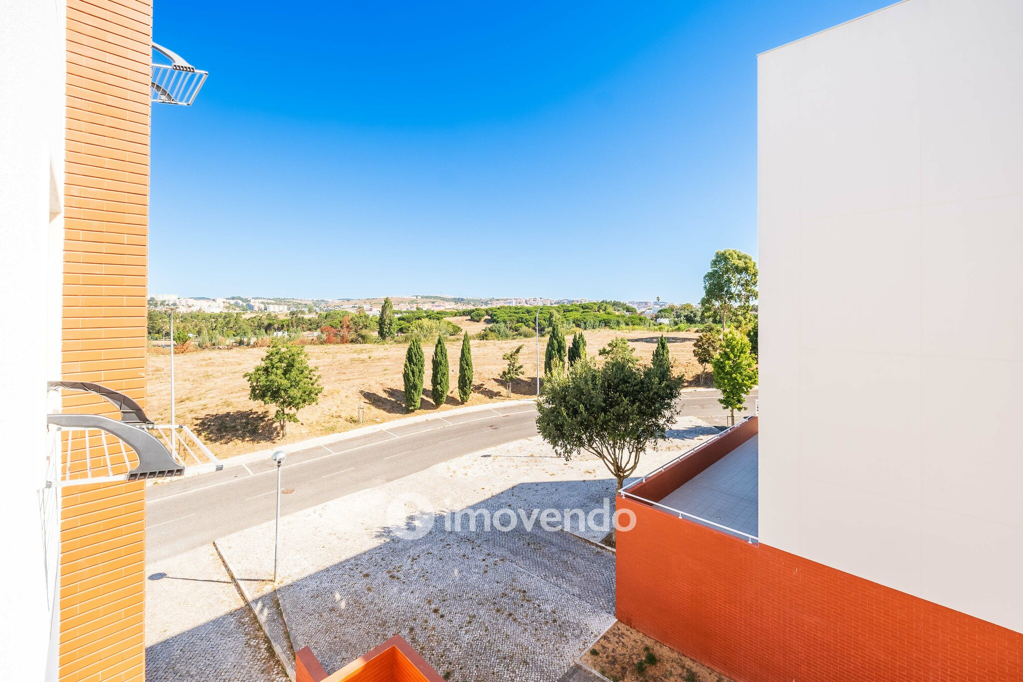 Apartamento T2 moderno, com estacionamento, nas Casas do Lago