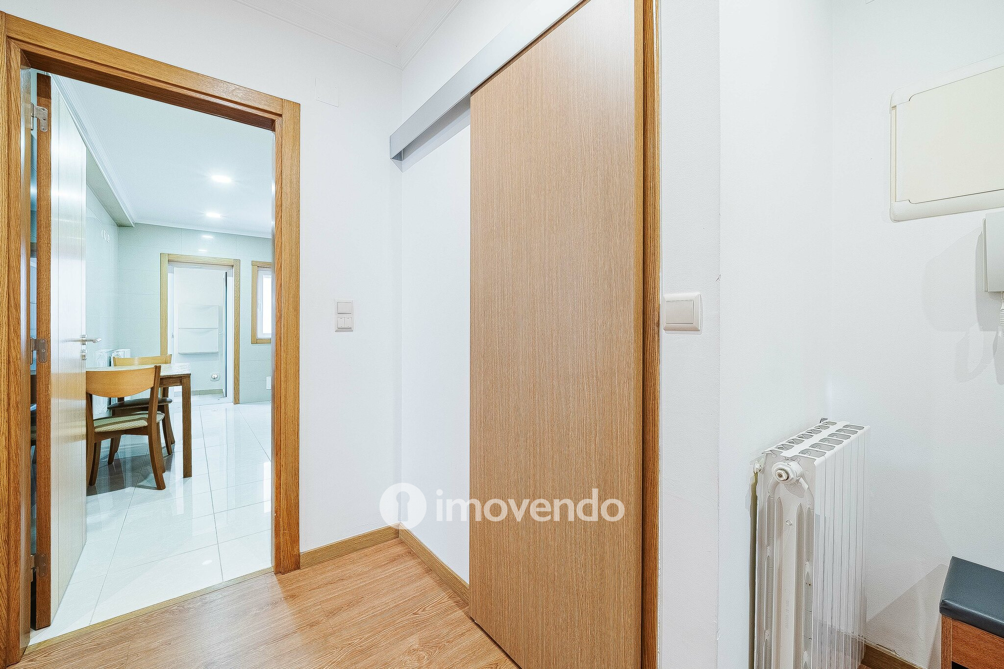 Apartamento T2 moderno, com estacionamento, nas Casas do Lago