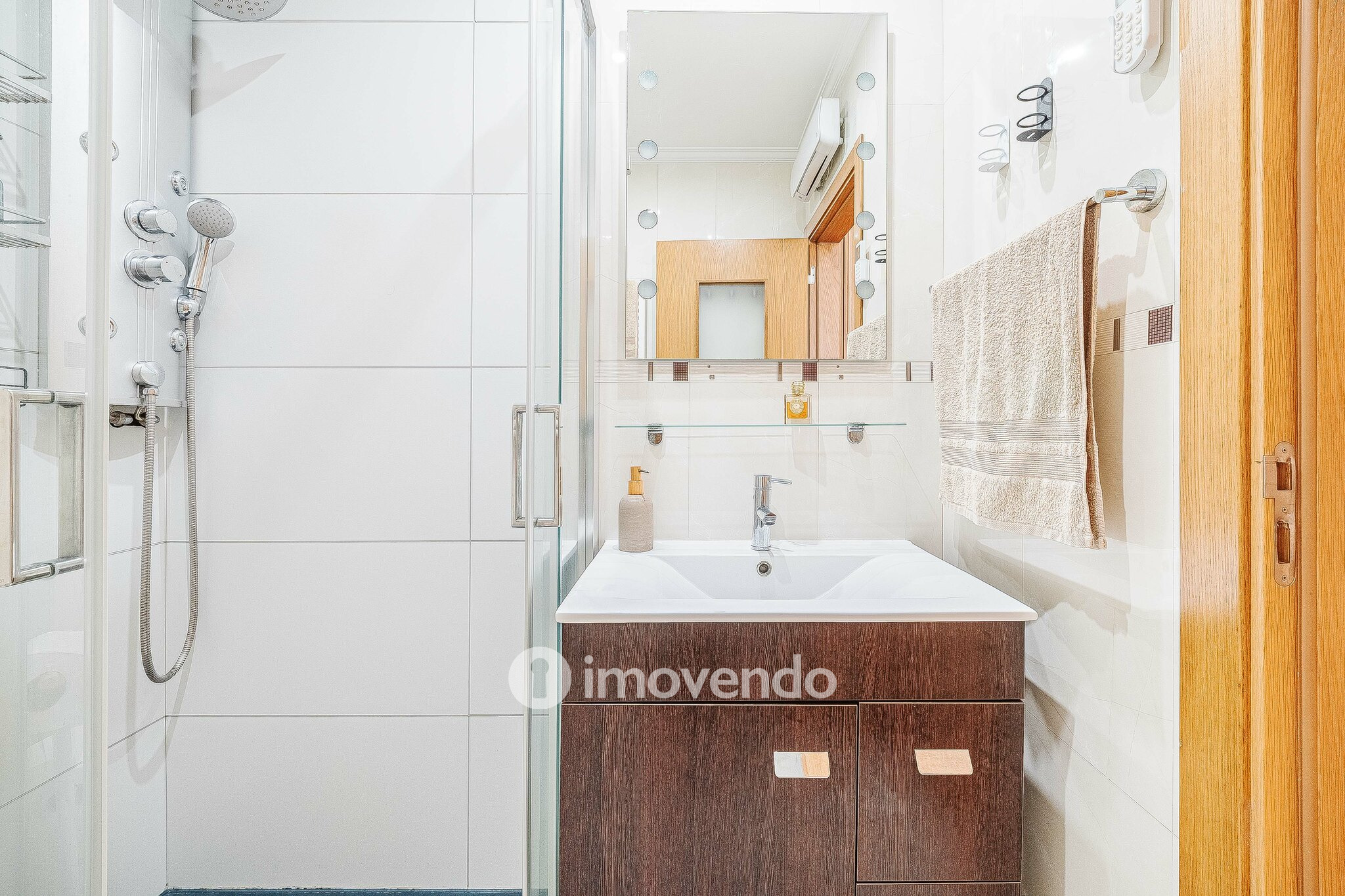 Apartamento T2 moderno, com estacionamento, nas Casas do Lago