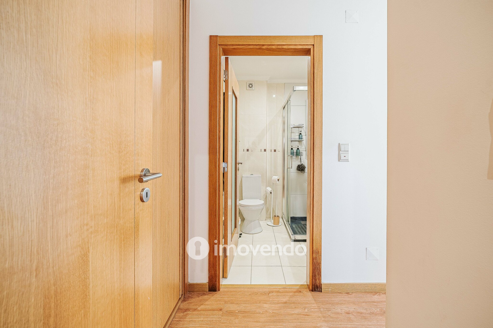 Apartamento T2 moderno, com estacionamento, nas Casas do Lago