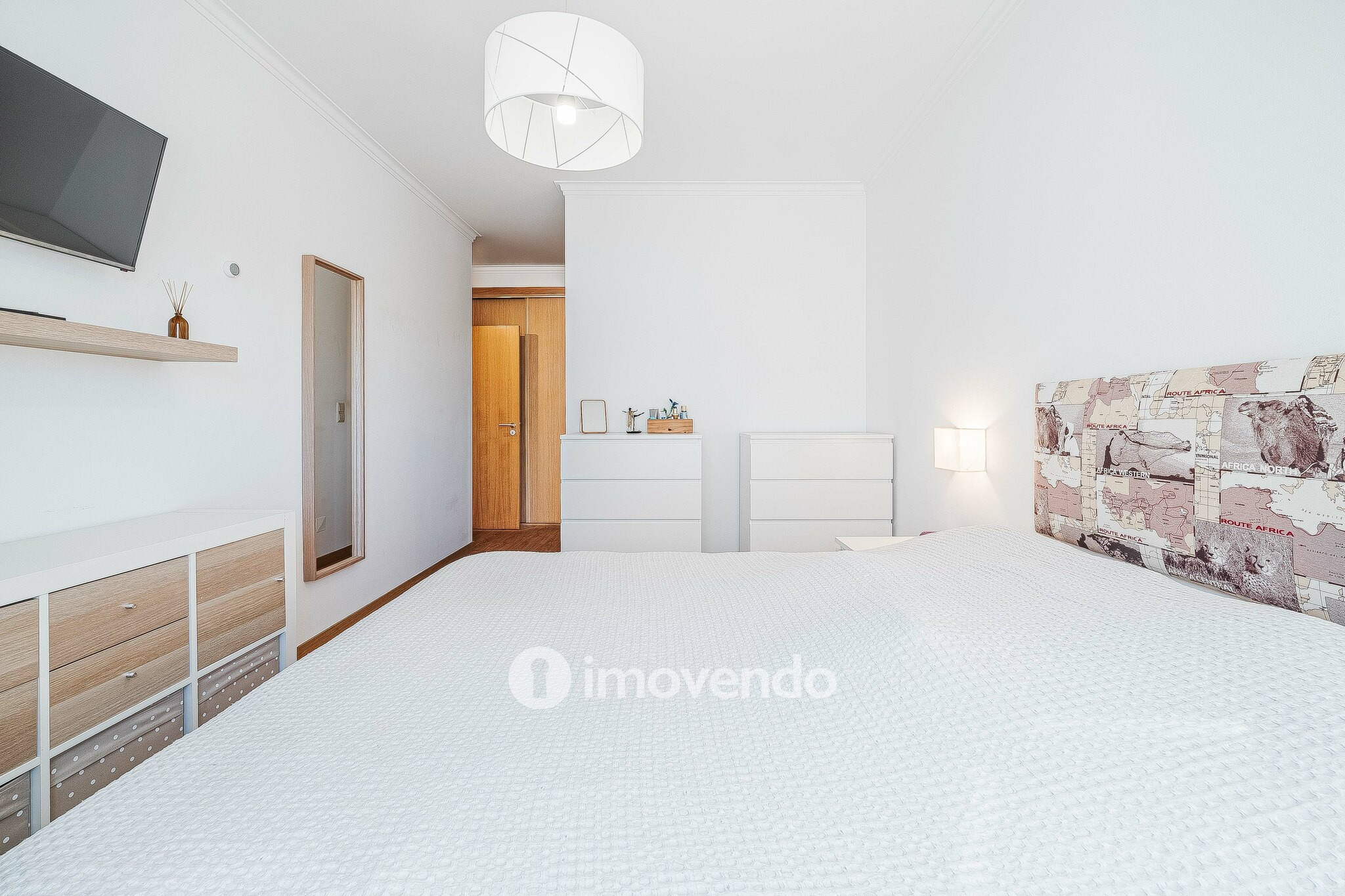 Apartamento T2 moderno, com estacionamento, nas Casas do Lago