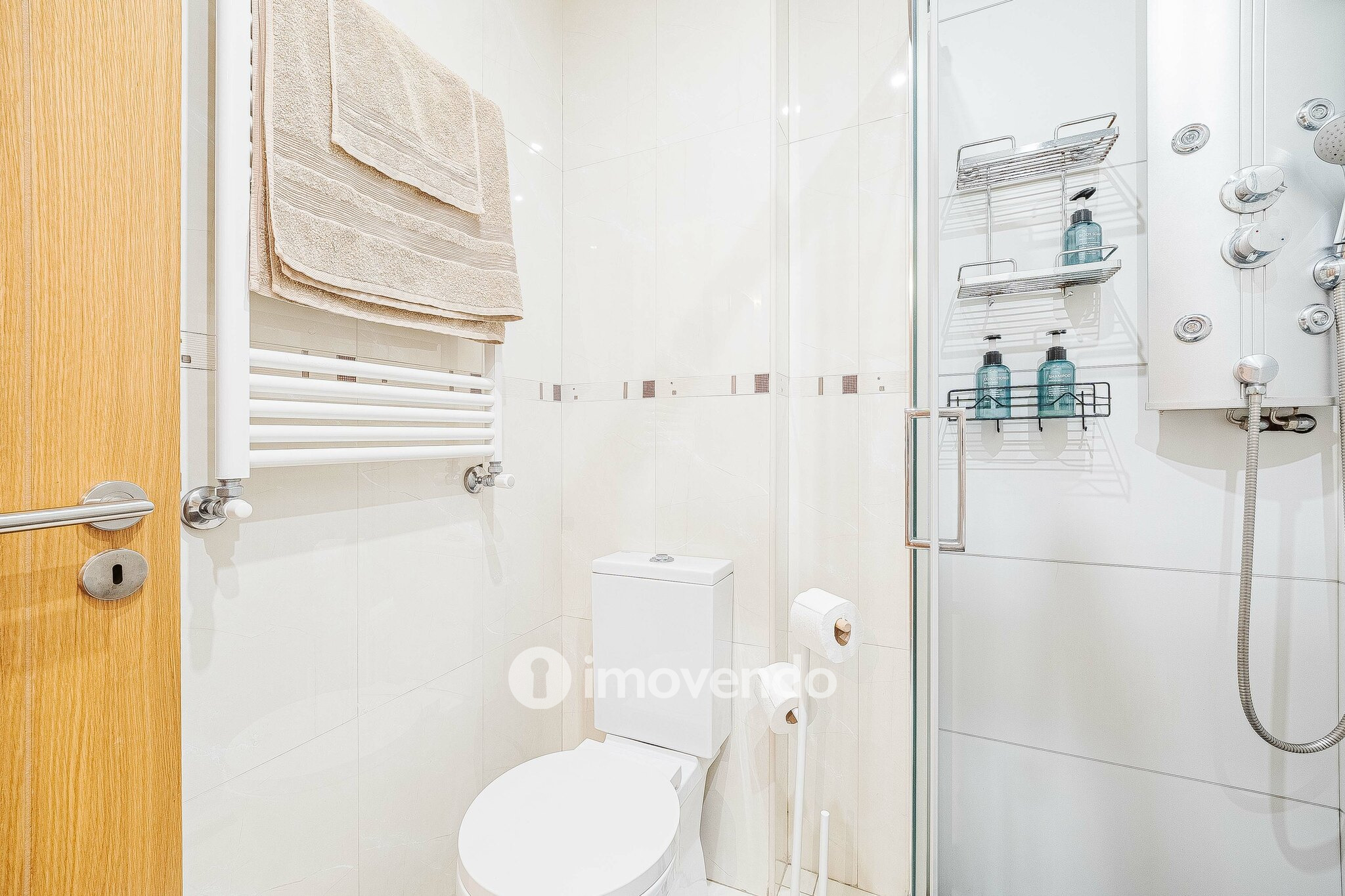 Apartamento T2 moderno, com estacionamento, nas Casas do Lago