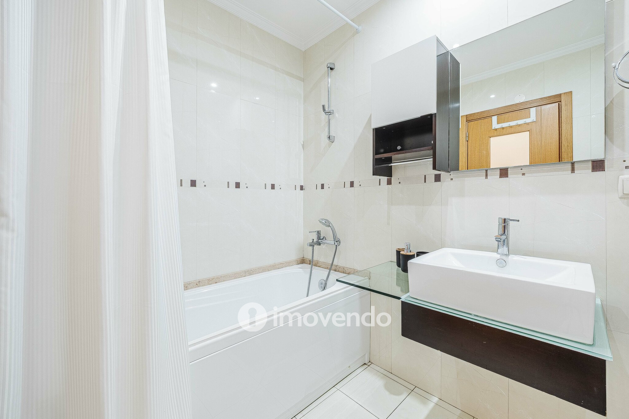 Apartamento T2 moderno, com estacionamento, nas Casas do Lago