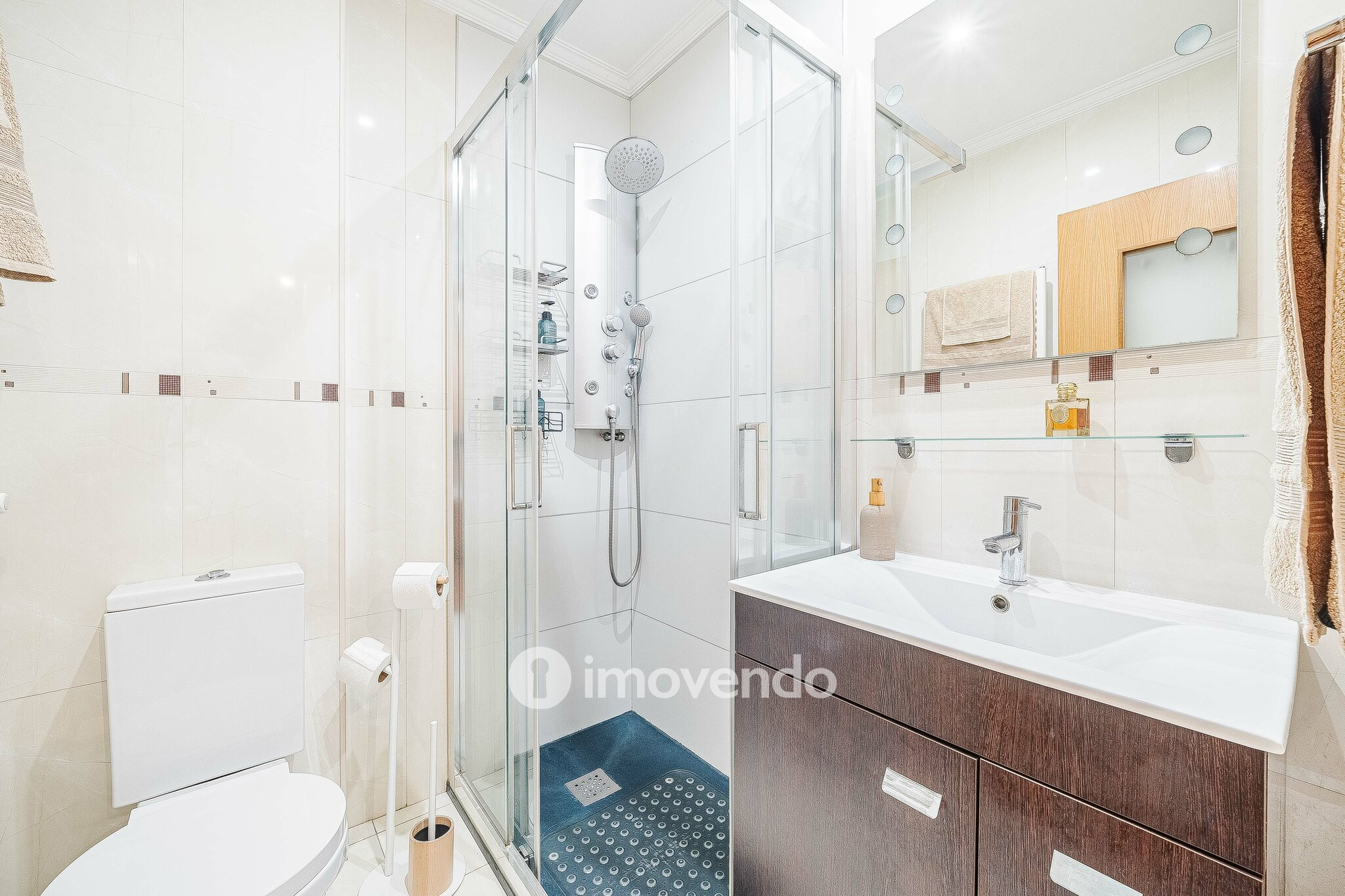Apartamento T2 moderno, com estacionamento, nas Casas do Lago
