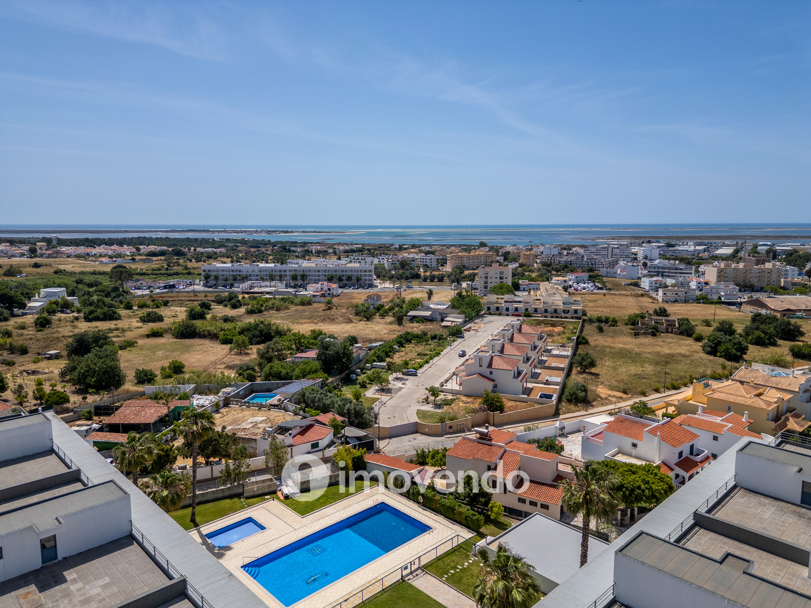 Apartamento T4 em condomínio com piscina, em Quelfes, Olhão