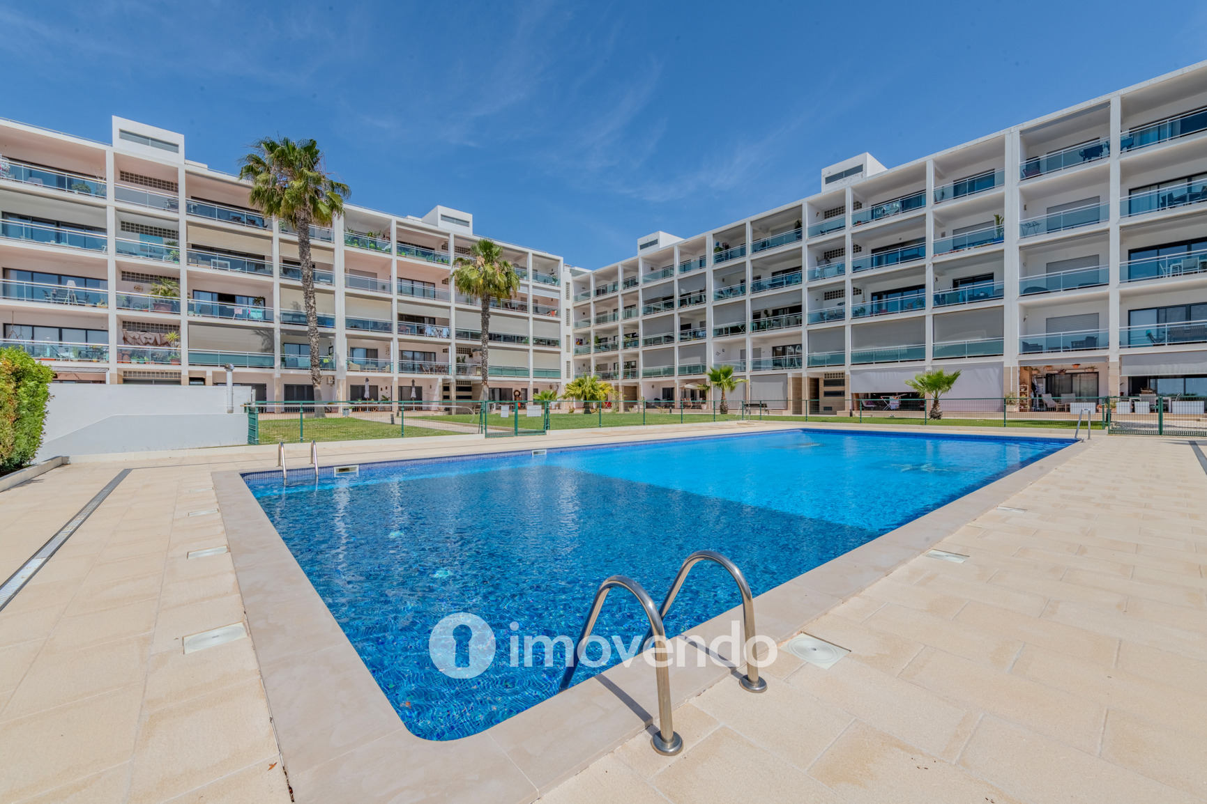 Apartamento T4 em condomínio com piscina, em Quelfes, Olhão