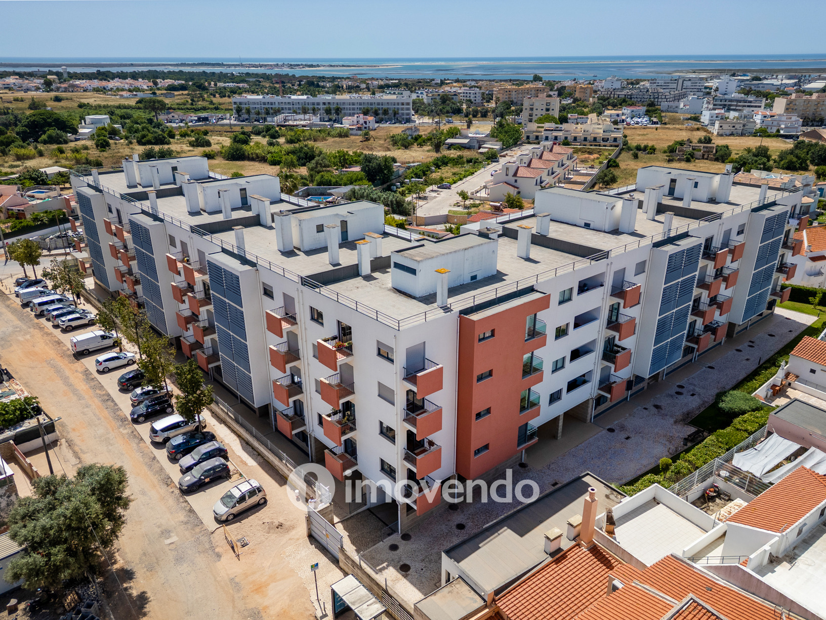 Apartamento T4 em condomínio com piscina, em Quelfes, Olhão