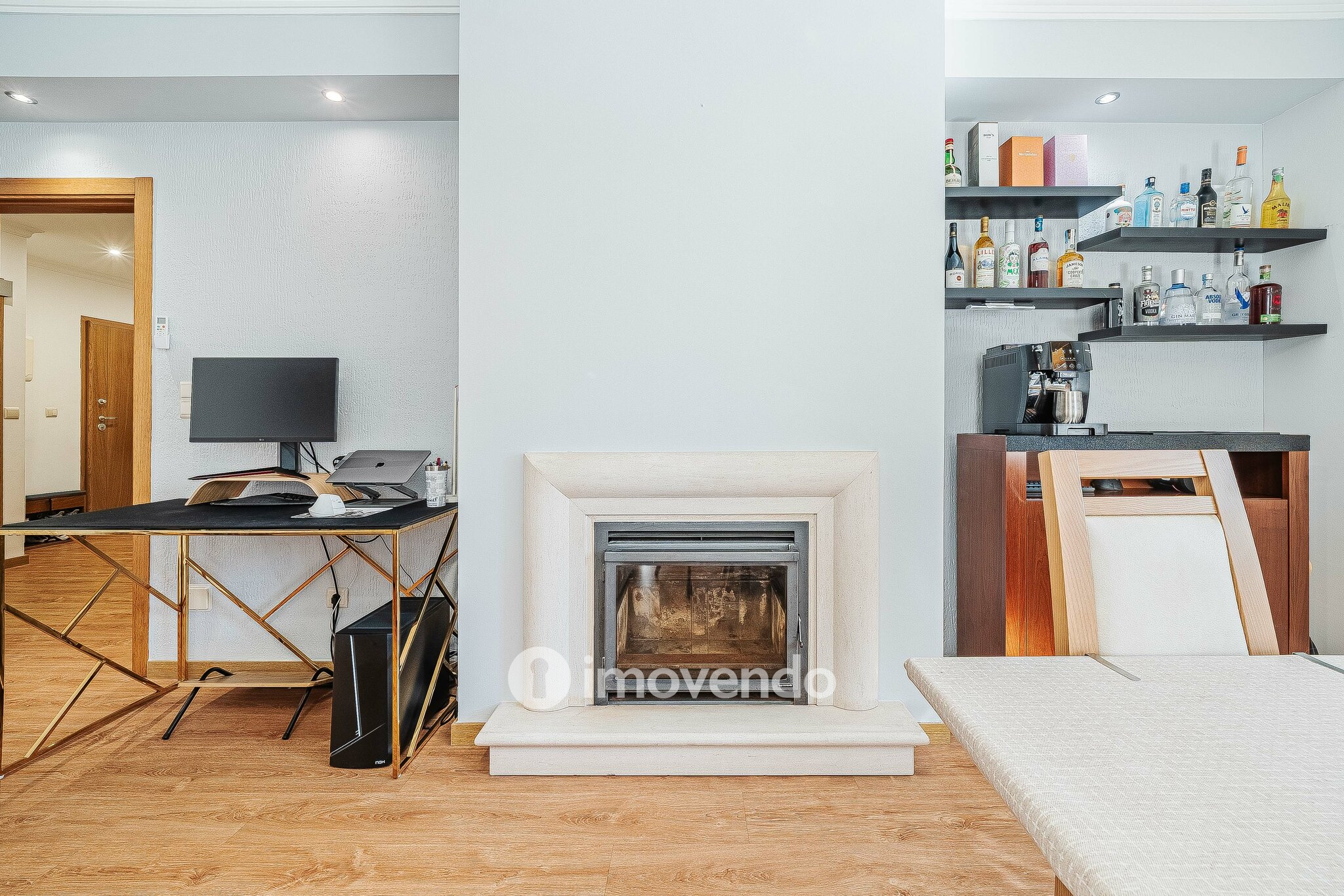 Apartamento T2 moderno, com estacionamento, nas Casas do Lago