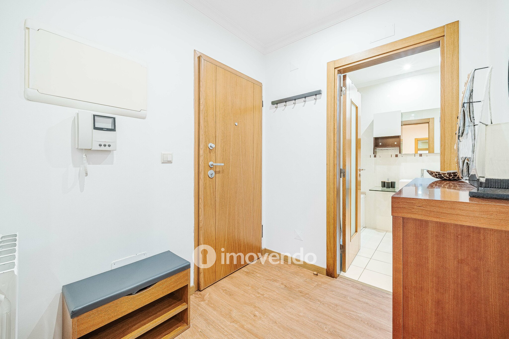 Apartamento T2 moderno, com estacionamento, nas Casas do Lago