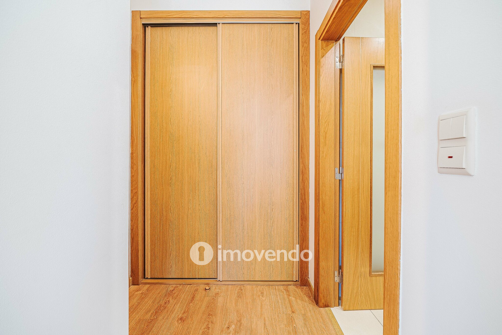 Apartamento T2 moderno, com estacionamento, nas Casas do Lago