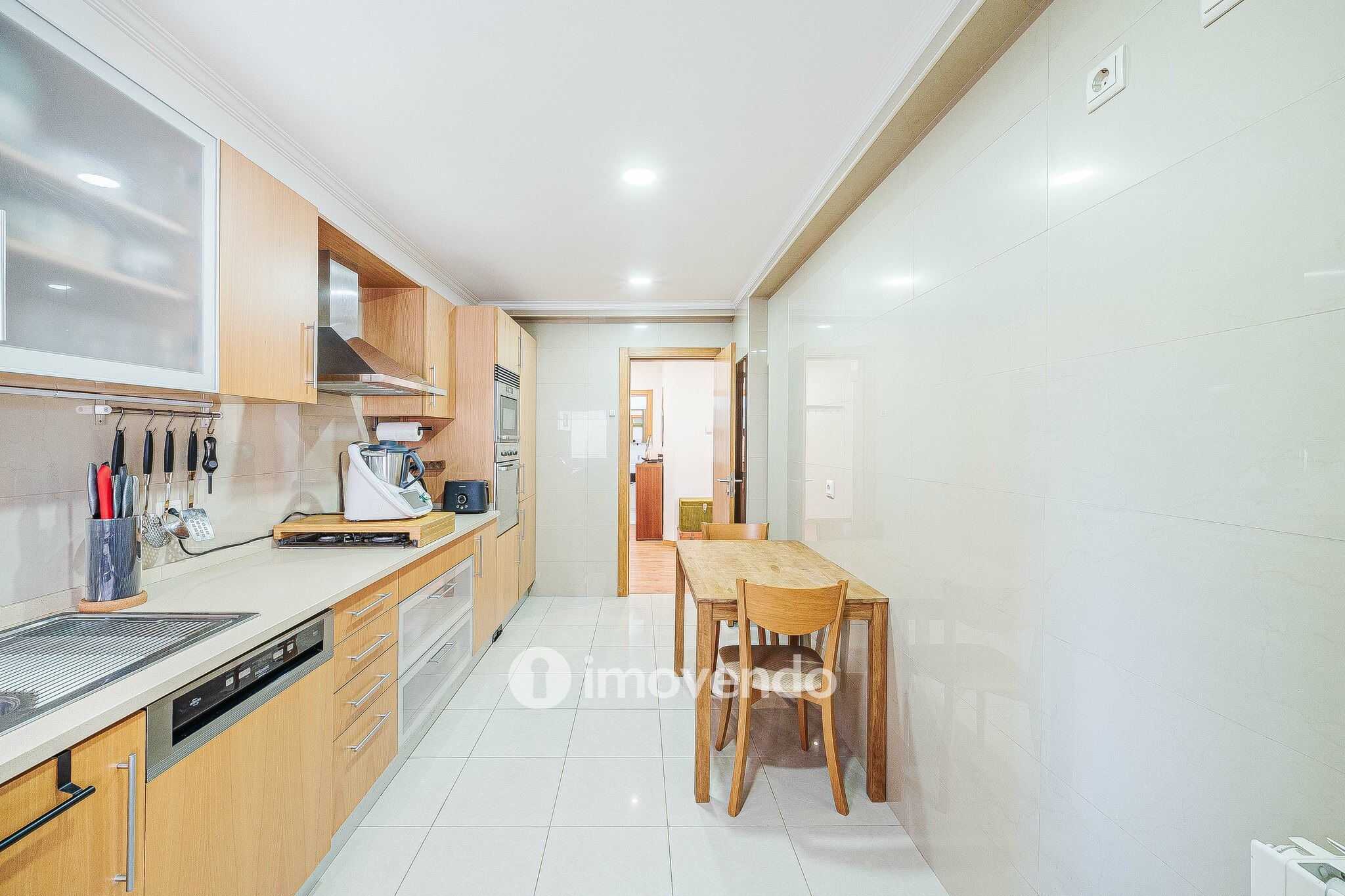 Apartamento T2 moderno, com estacionamento, nas Casas do Lago
