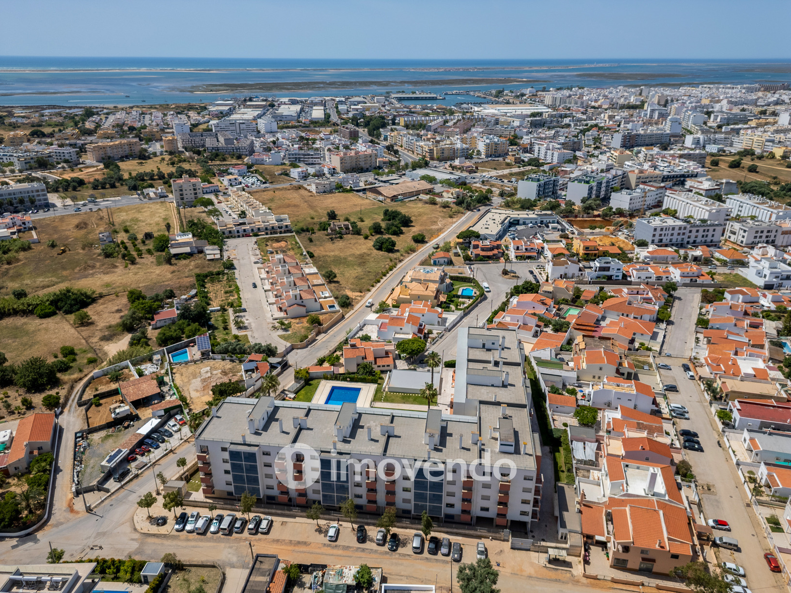 Apartamento T4 em condomínio com piscina, em Quelfes, Olhão