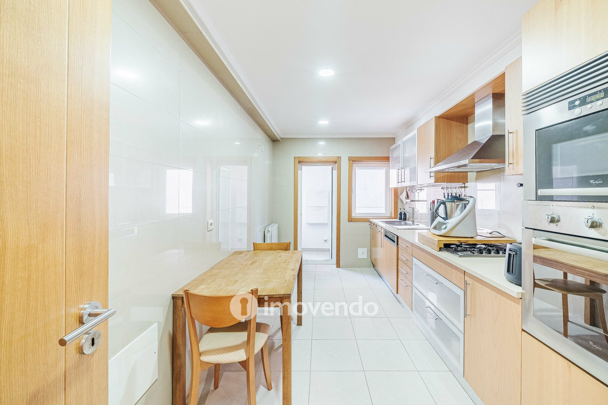Apartamento T2 moderno, com estacionamento, nas Casas do Lago