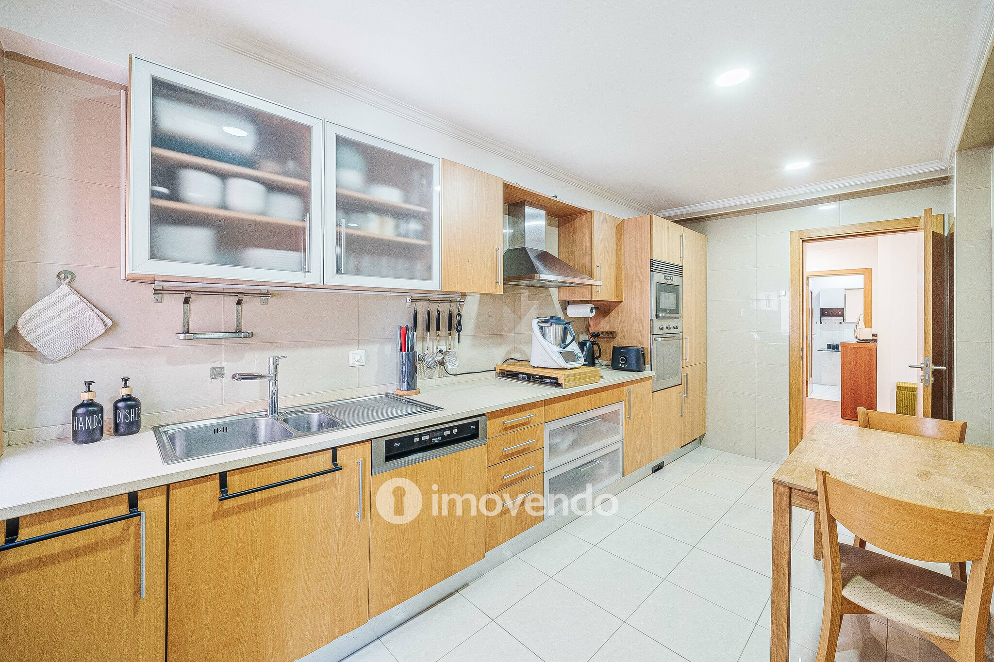 Apartamento T2 moderno, com estacionamento, nas Casas do Lago