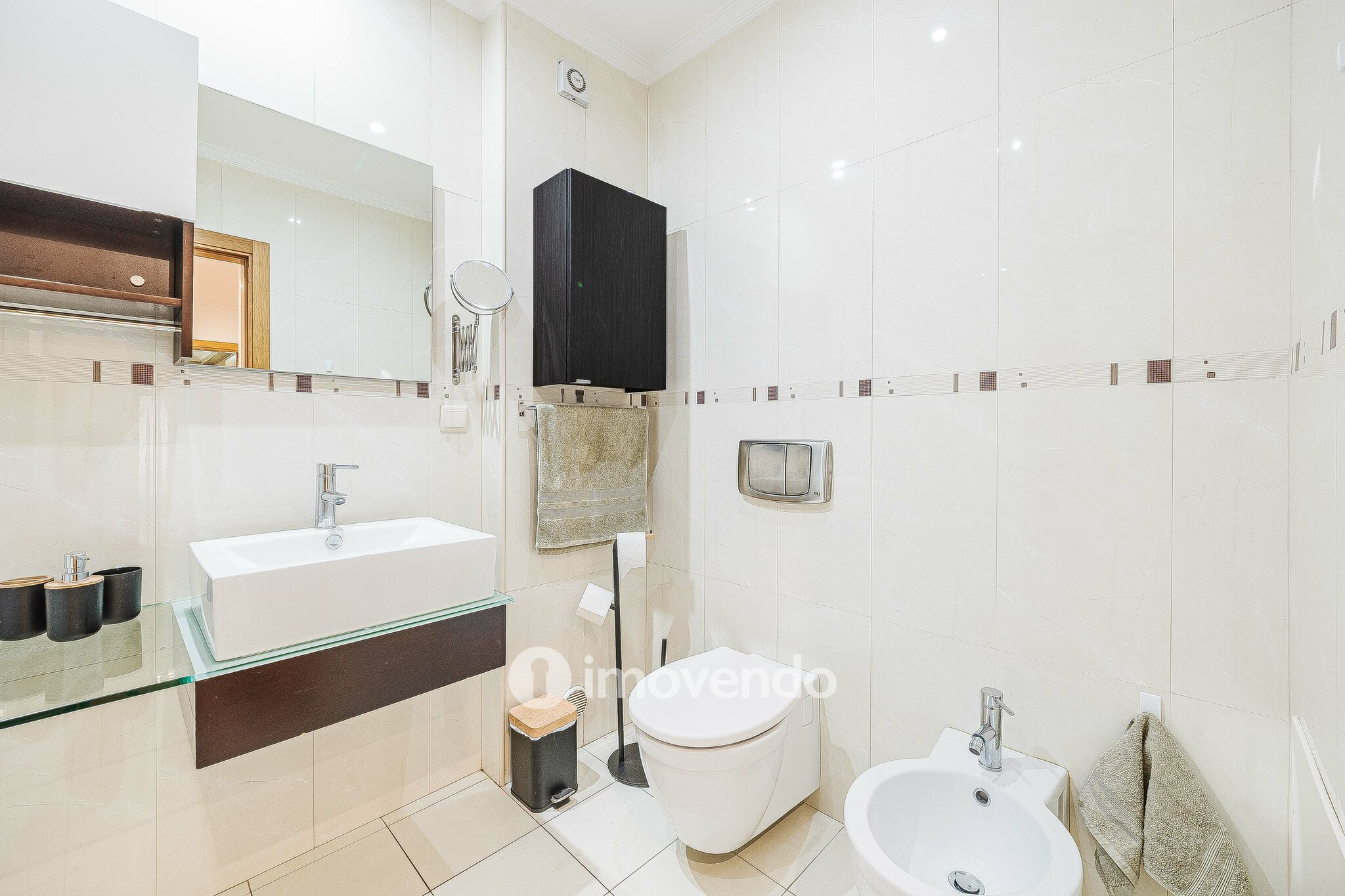 Apartamento T2 moderno, com estacionamento, nas Casas do Lago