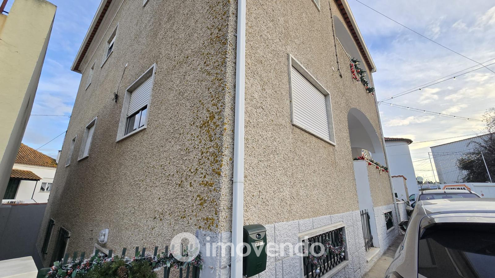 Prédio urbano, com três T4 e garagem, em Asseiceira, Tomar