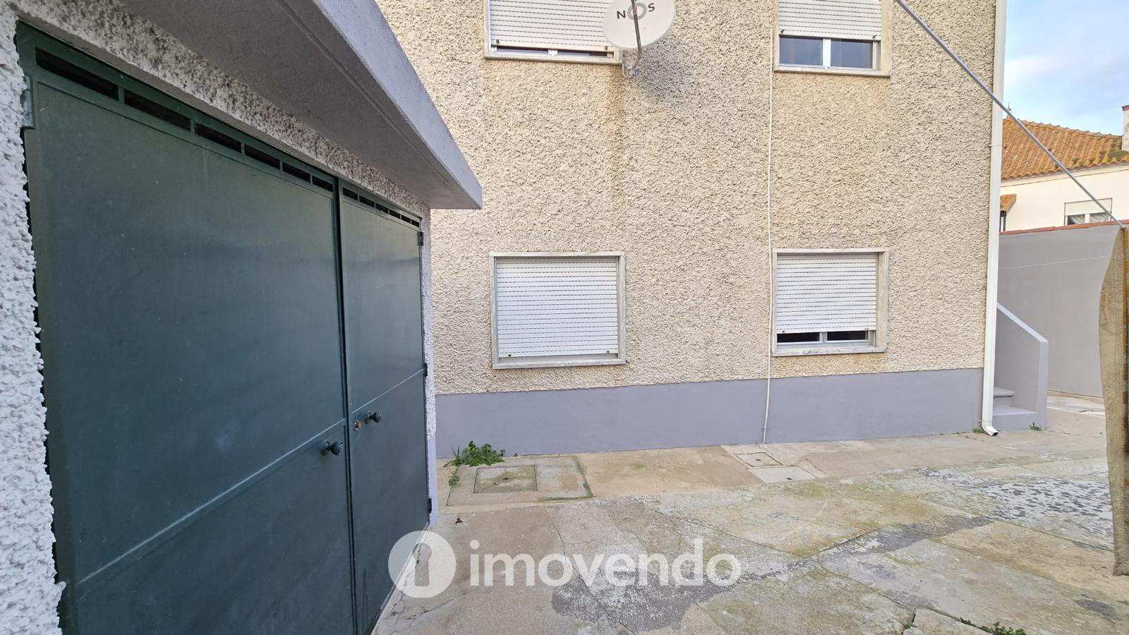 Prédio urbano, com três T4 e garagem, em Asseiceira, Tomar
