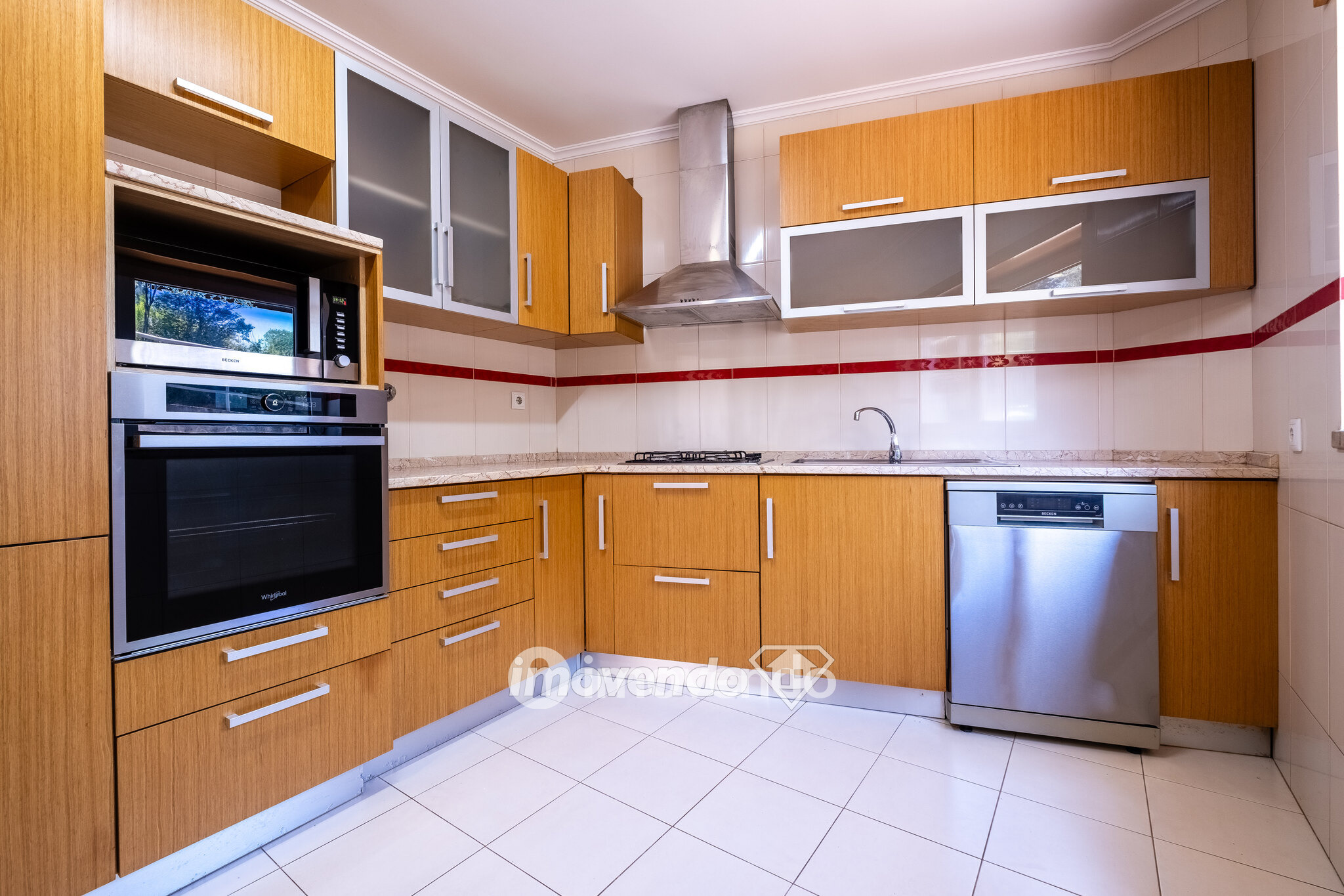 Apartamento T3, com garagem e cozinha equipada, em Coimbra