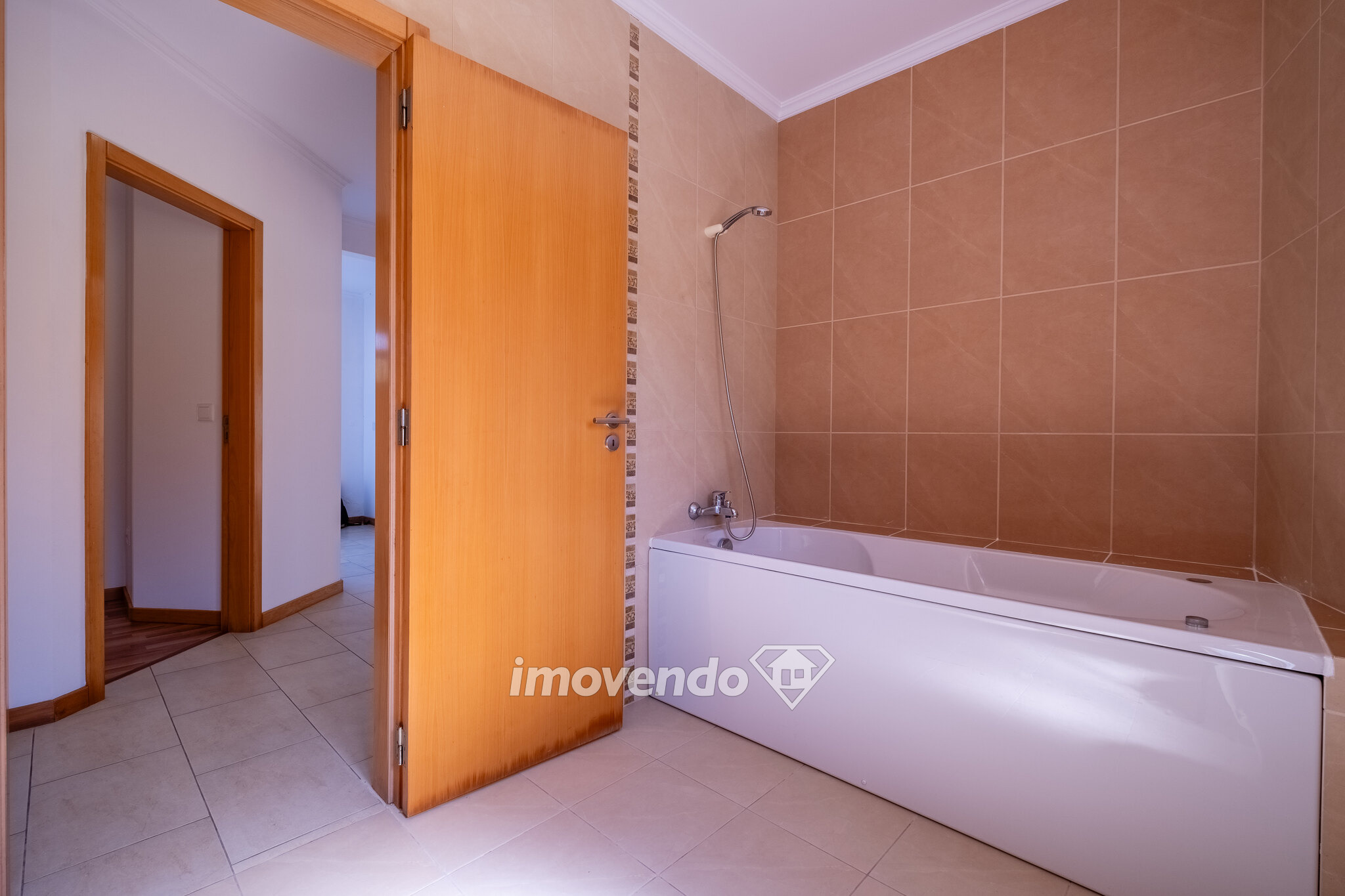 Apartamento T3, com garagem e cozinha equipada, em Coimbra