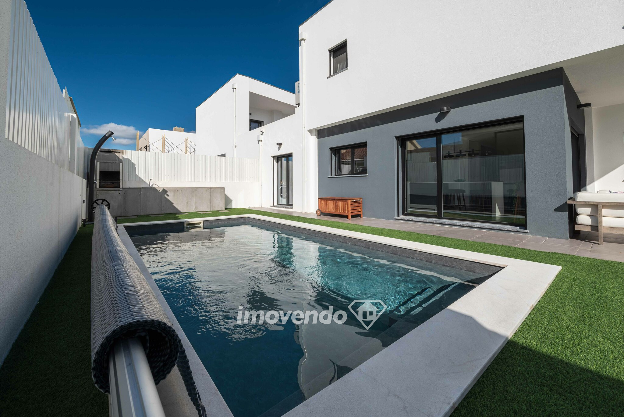 Moradia T3+1 exclusiva, com piscina aquecida e garagem, em Loures