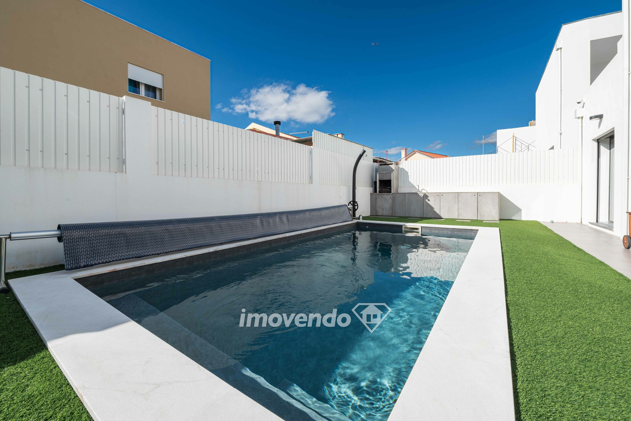 Moradia T3+1 exclusiva, com piscina aquecida e garagem, em Loures