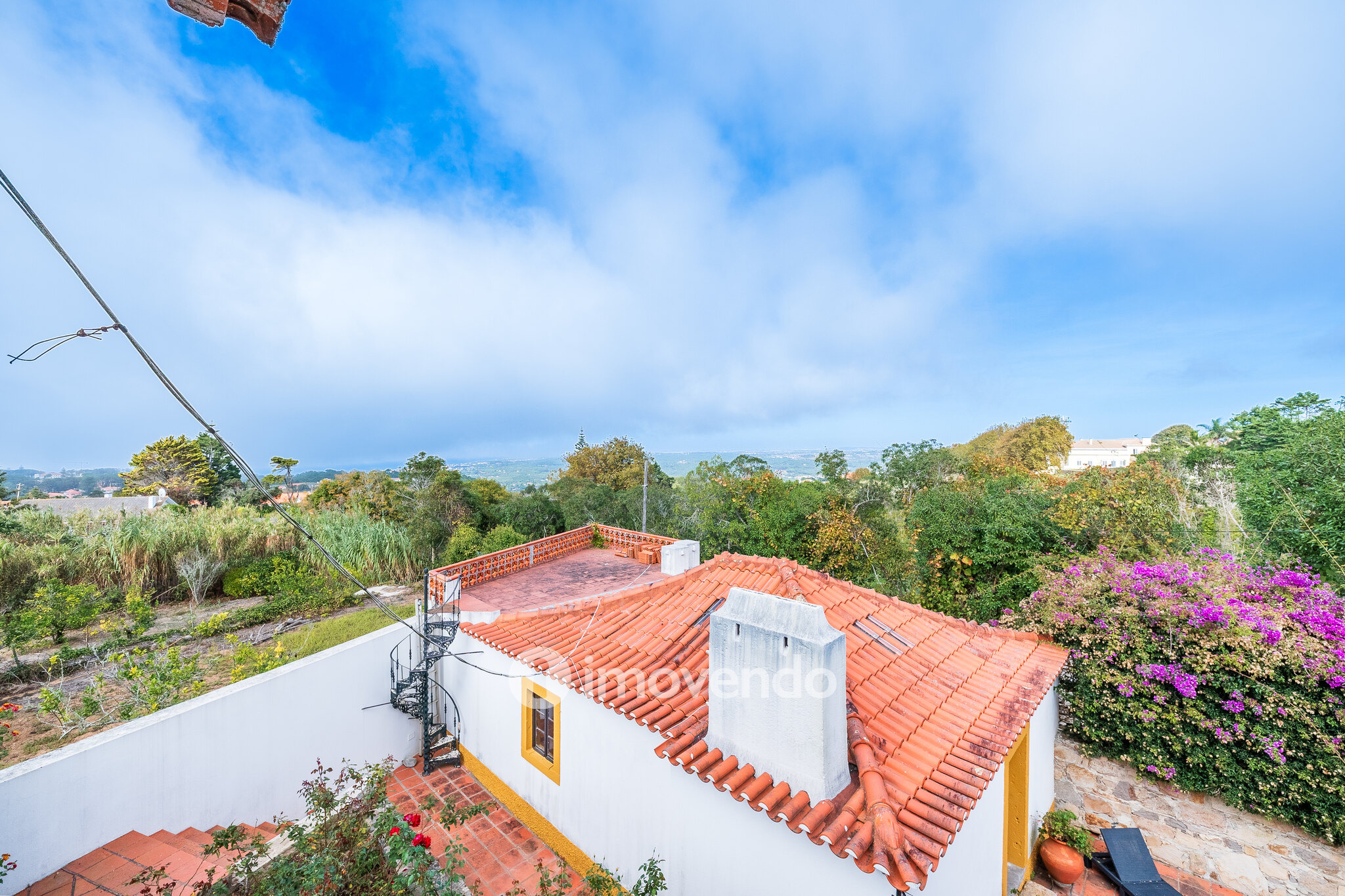 Quinta isolada T3+1 com áreas amplas e terreno de 2022m², em Colares