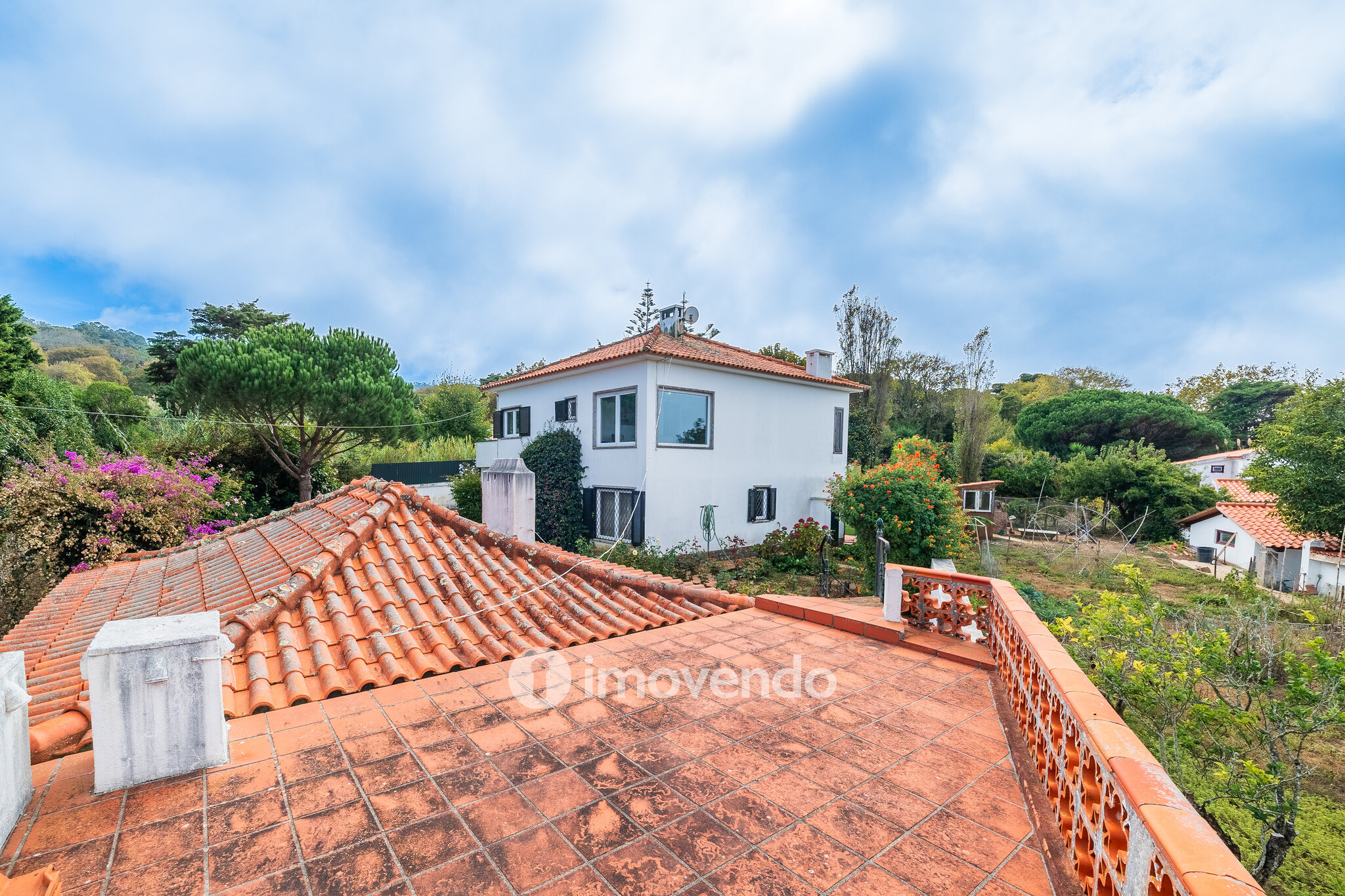 Quinta isolada T3+1 com áreas amplas e terreno de 2022m², em Colares