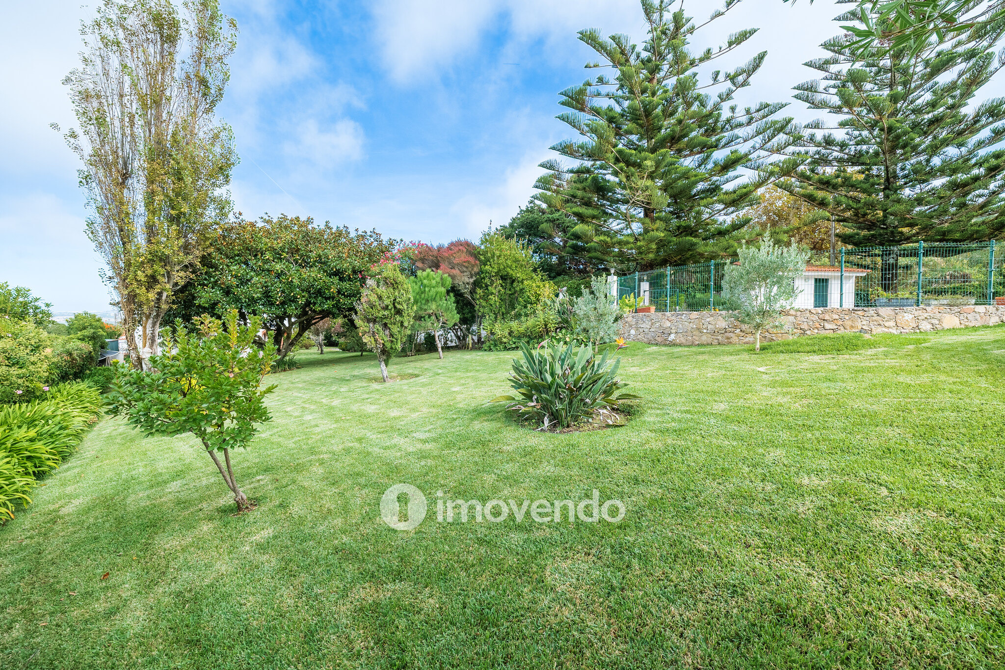 Quinta isolada T3+1 com áreas amplas e terreno de 2022m², em Colares