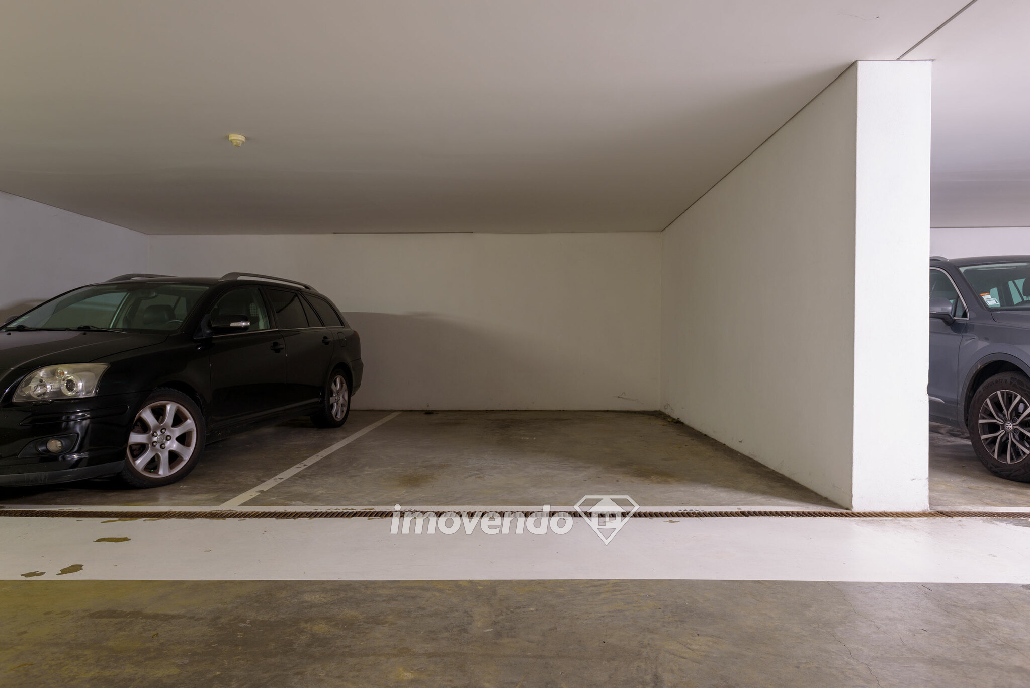 Apartamento T4, com lugares de estacionamento e áreas amplas, no Porto