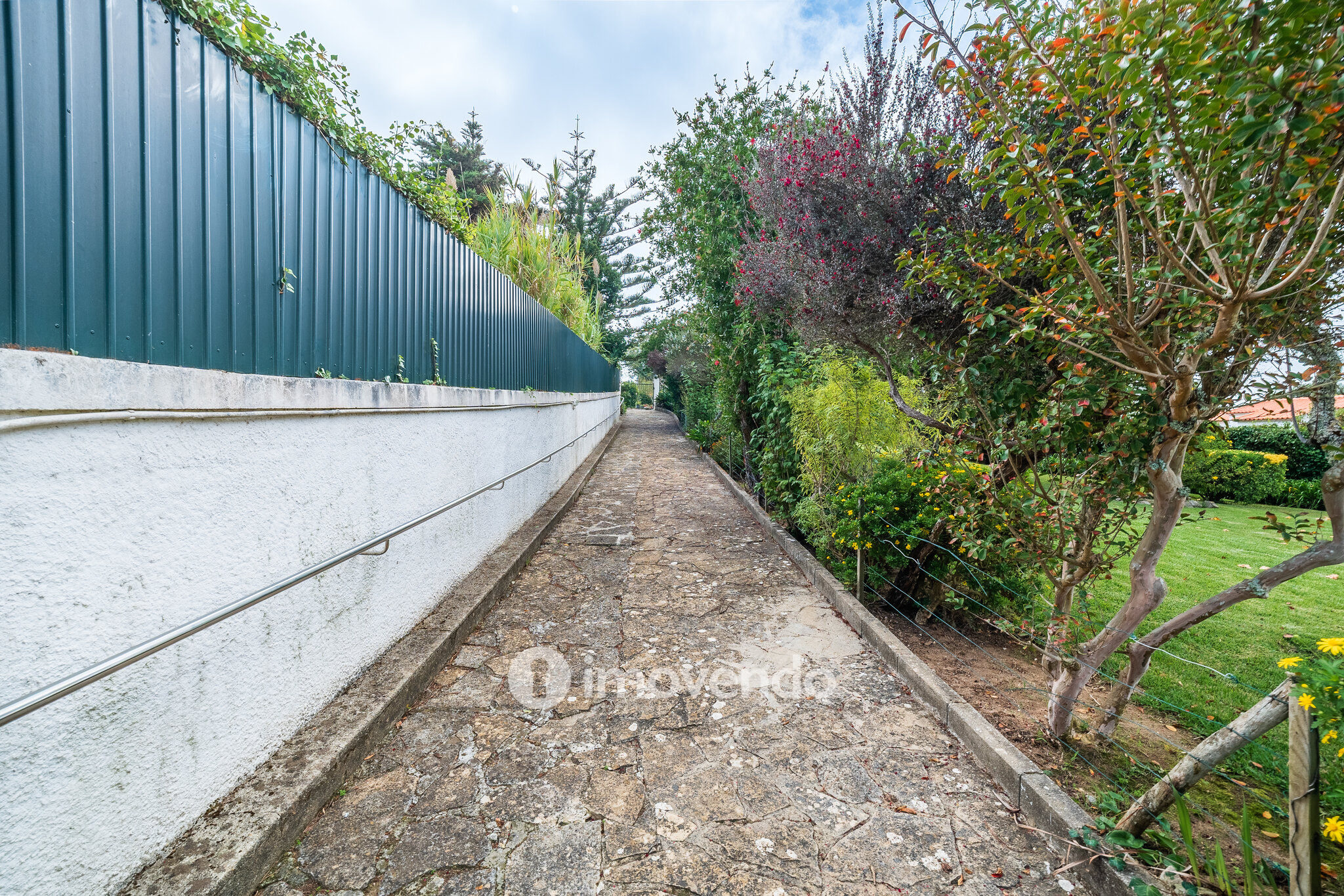 Quinta isolada T3+1 com áreas amplas e terreno de 2022m², em Colares
