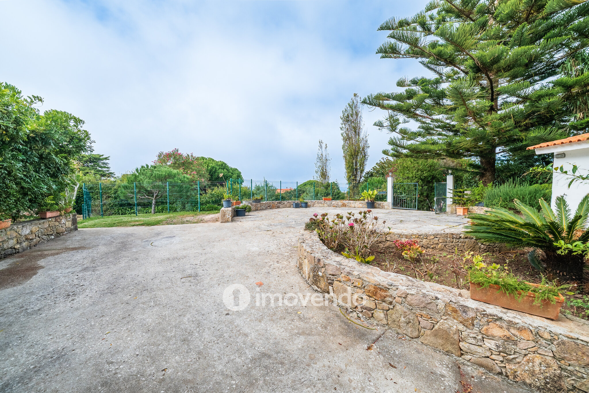 Quinta isolada T3+1 com áreas amplas e terreno de 2022m², em Colares