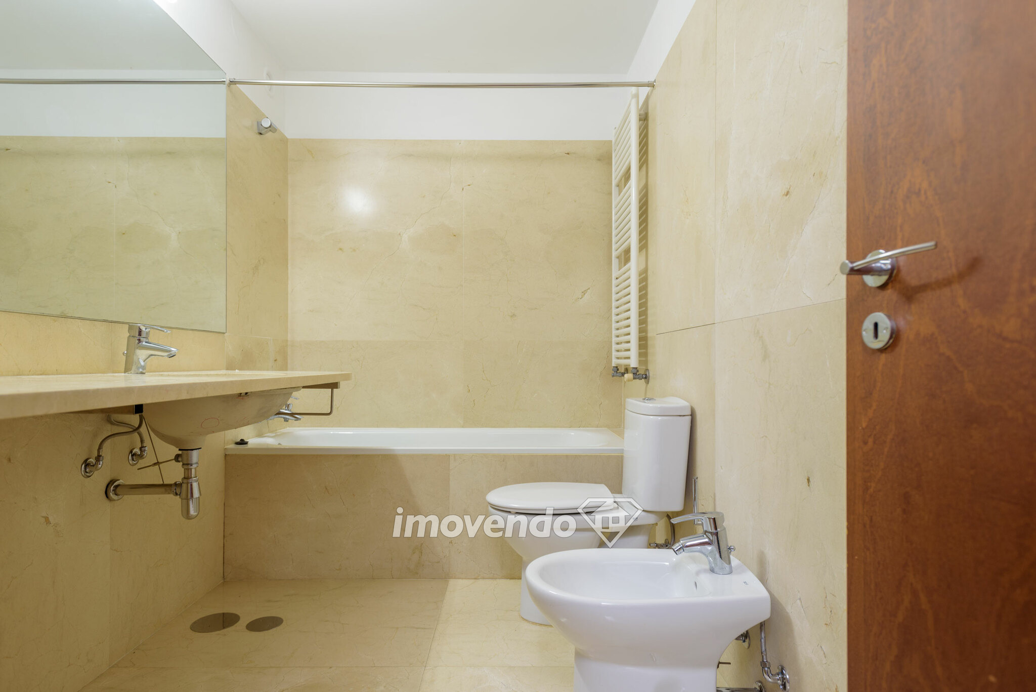 Apartamento T4, com lugares de estacionamento e áreas amplas, no Porto