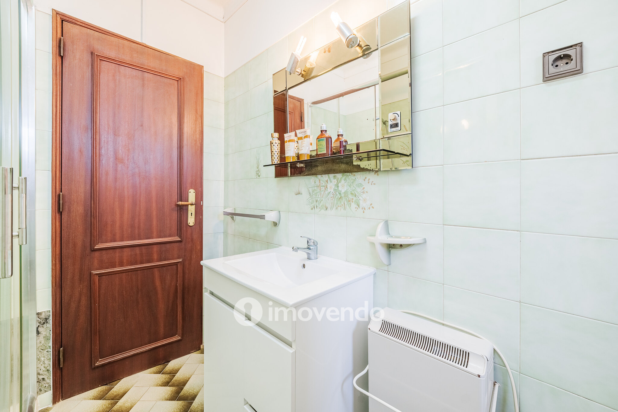 Quinta isolada T3+1 com áreas amplas e terreno de 2022m², em Colares