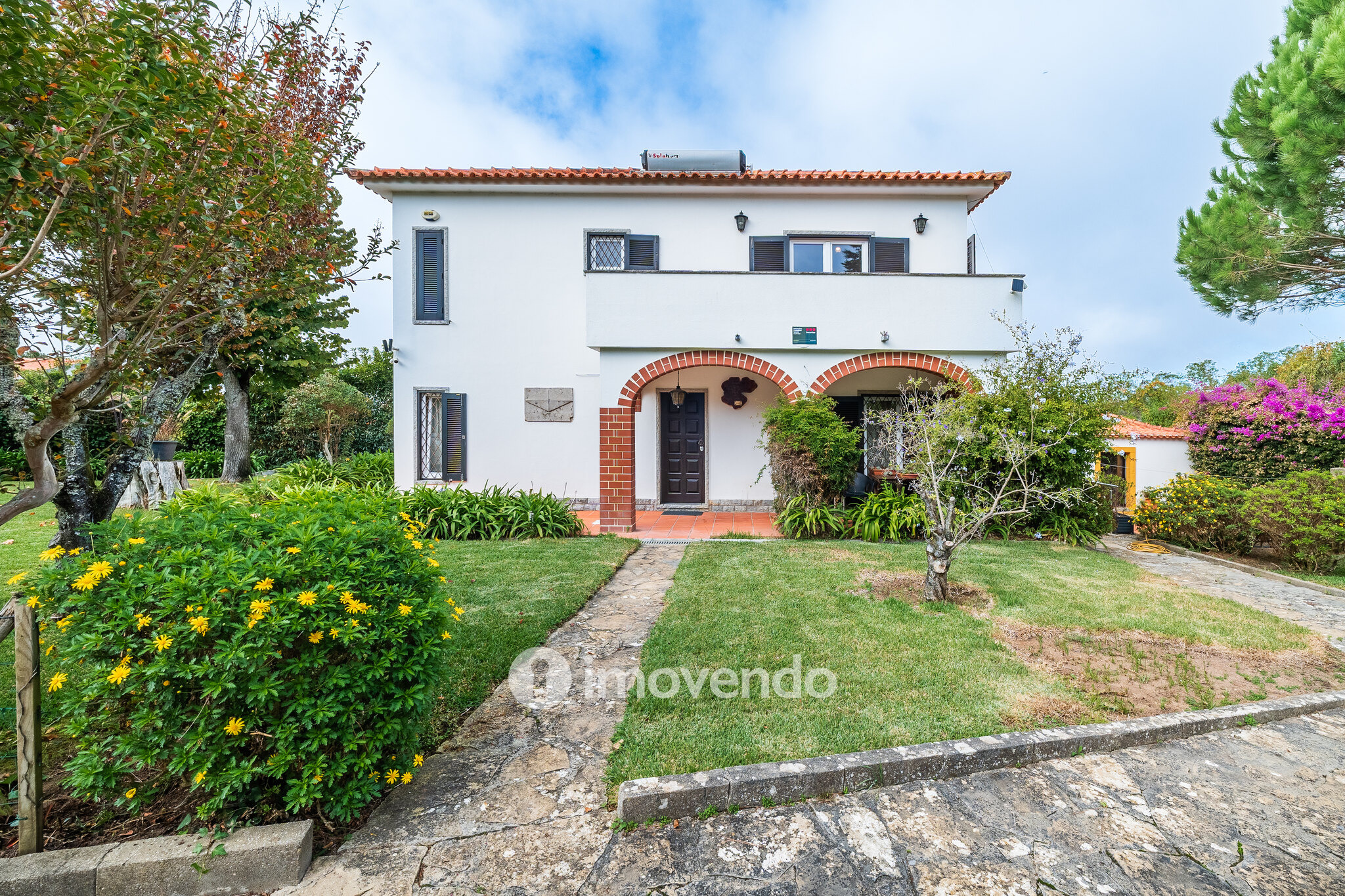 Quinta isolada T3+1 com áreas amplas e terreno de 2022m², em Colares