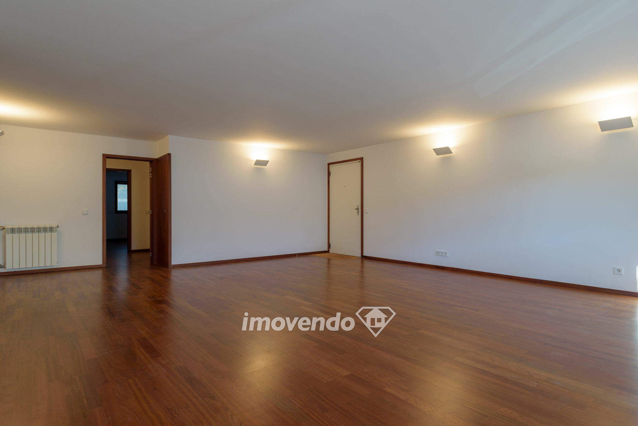 Apartamento T4, com lugares de estacionamento e áreas amplas, no Porto