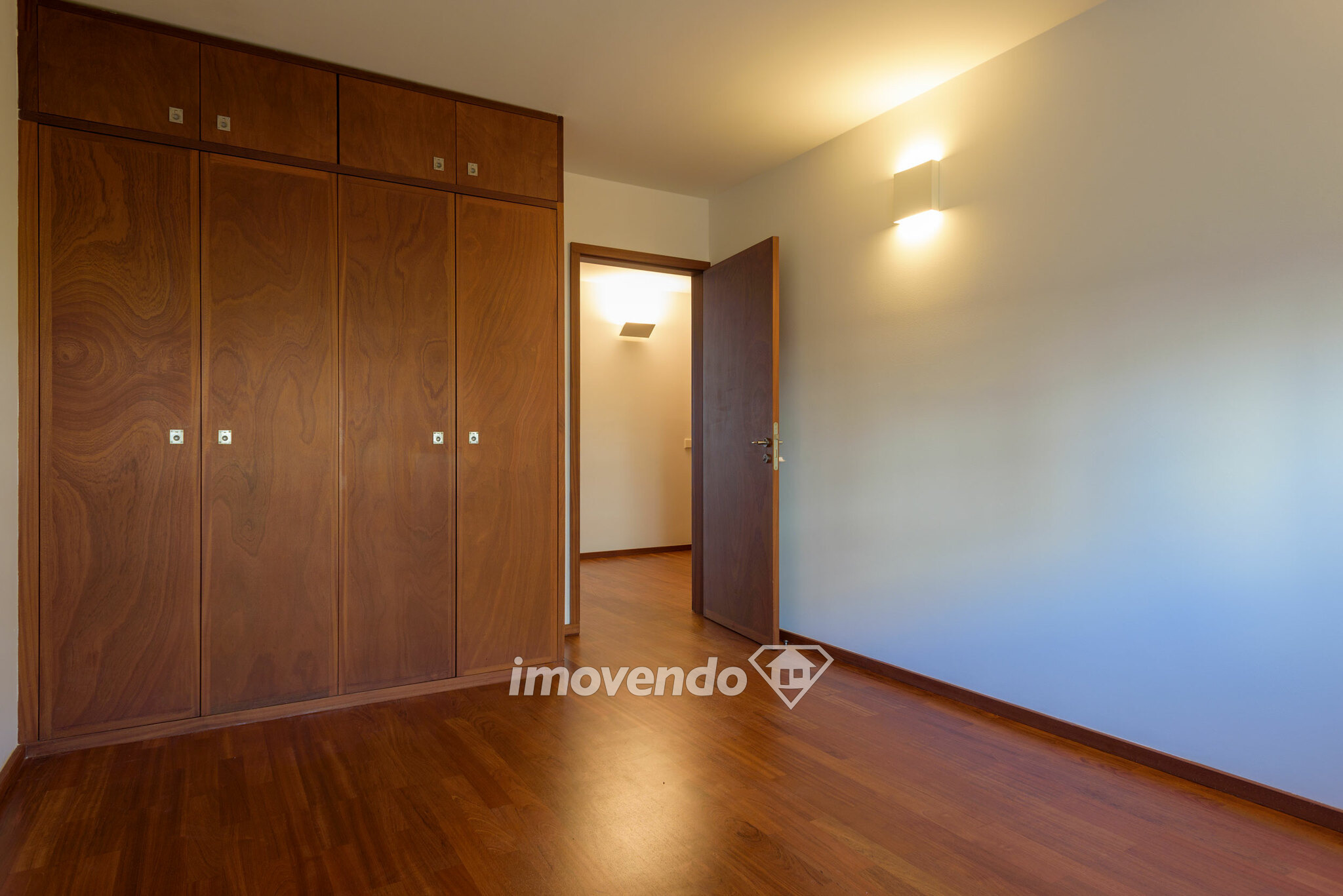 Apartamento T4, com lugares de estacionamento e áreas amplas, no Porto