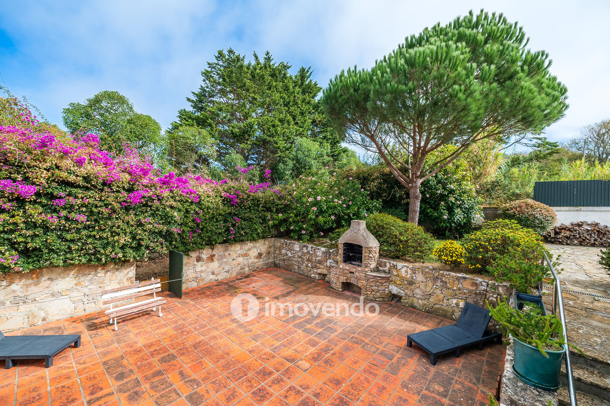 Quinta isolada T3+1 com áreas amplas e terreno de 2022m², em Colares