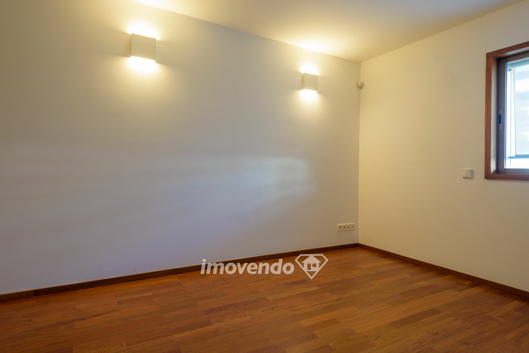 Apartamento T4, com lugares de estacionamento e áreas amplas, no Porto