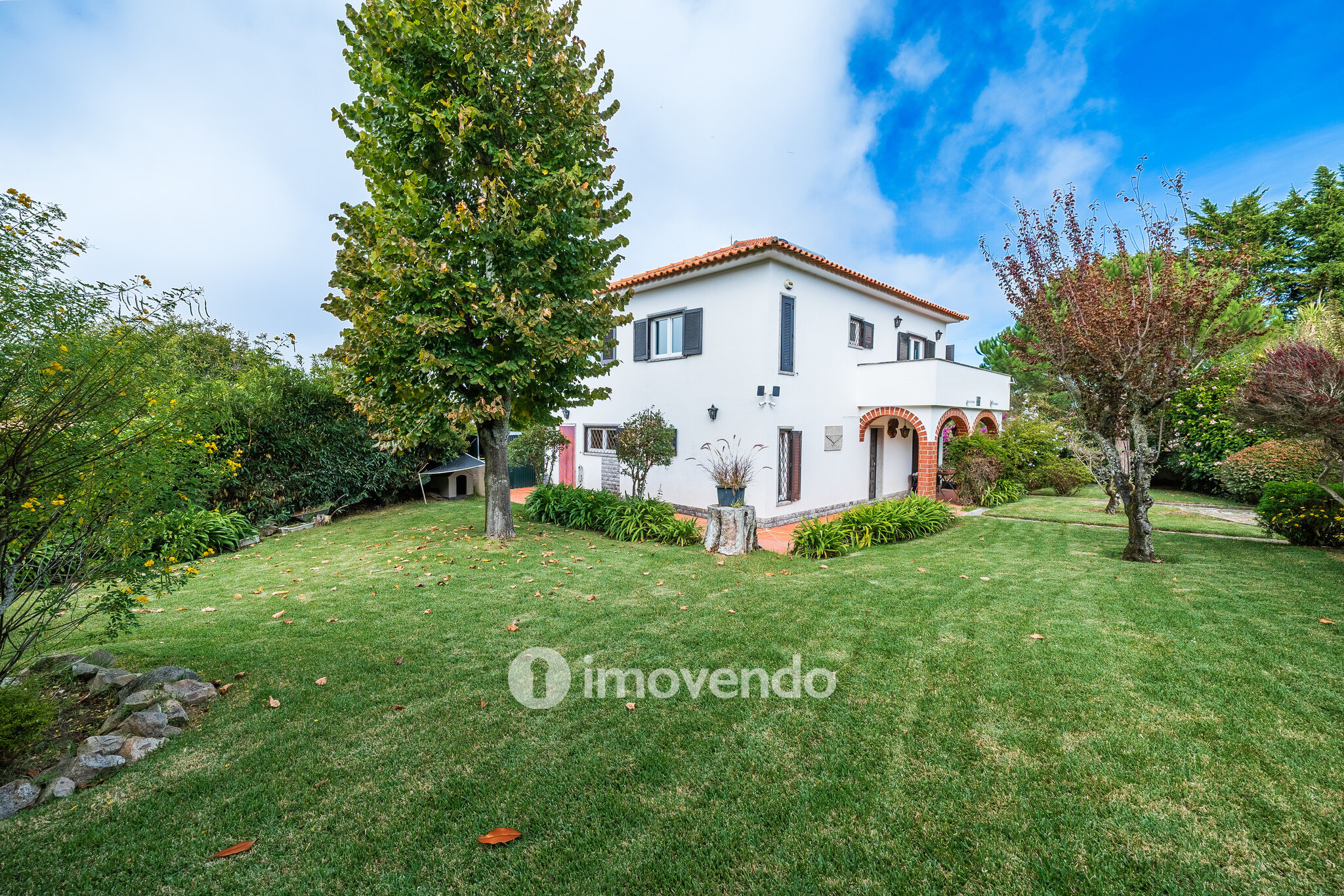 Quinta isolada T3+1 com áreas amplas e terreno de 2022m², em Colares