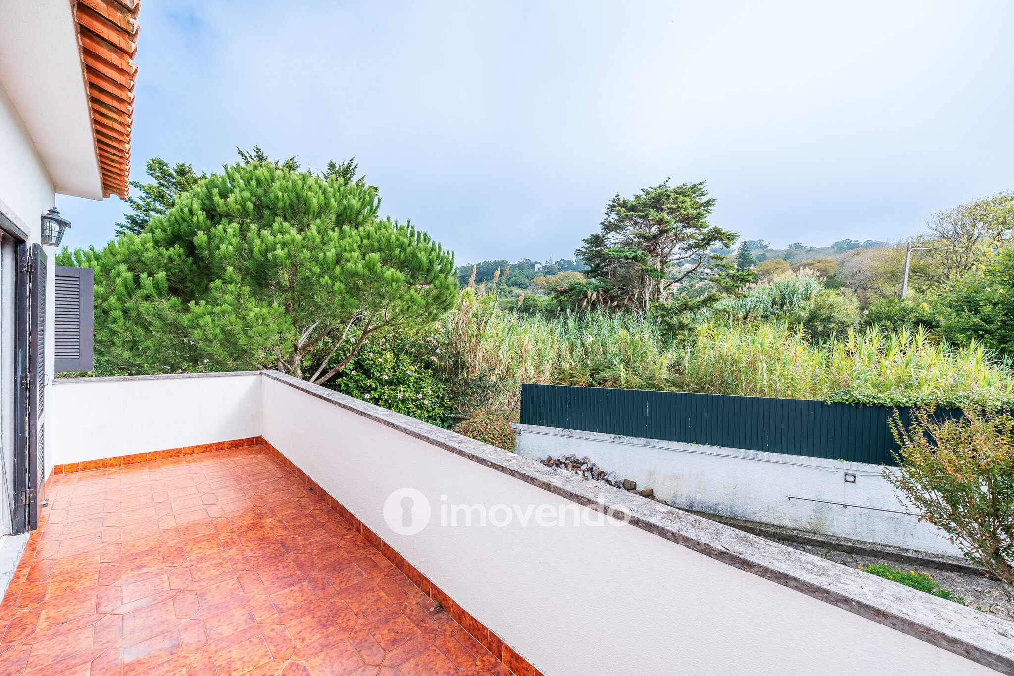 Quinta isolada T3+1 com áreas amplas e terreno de 2022m², em Colares