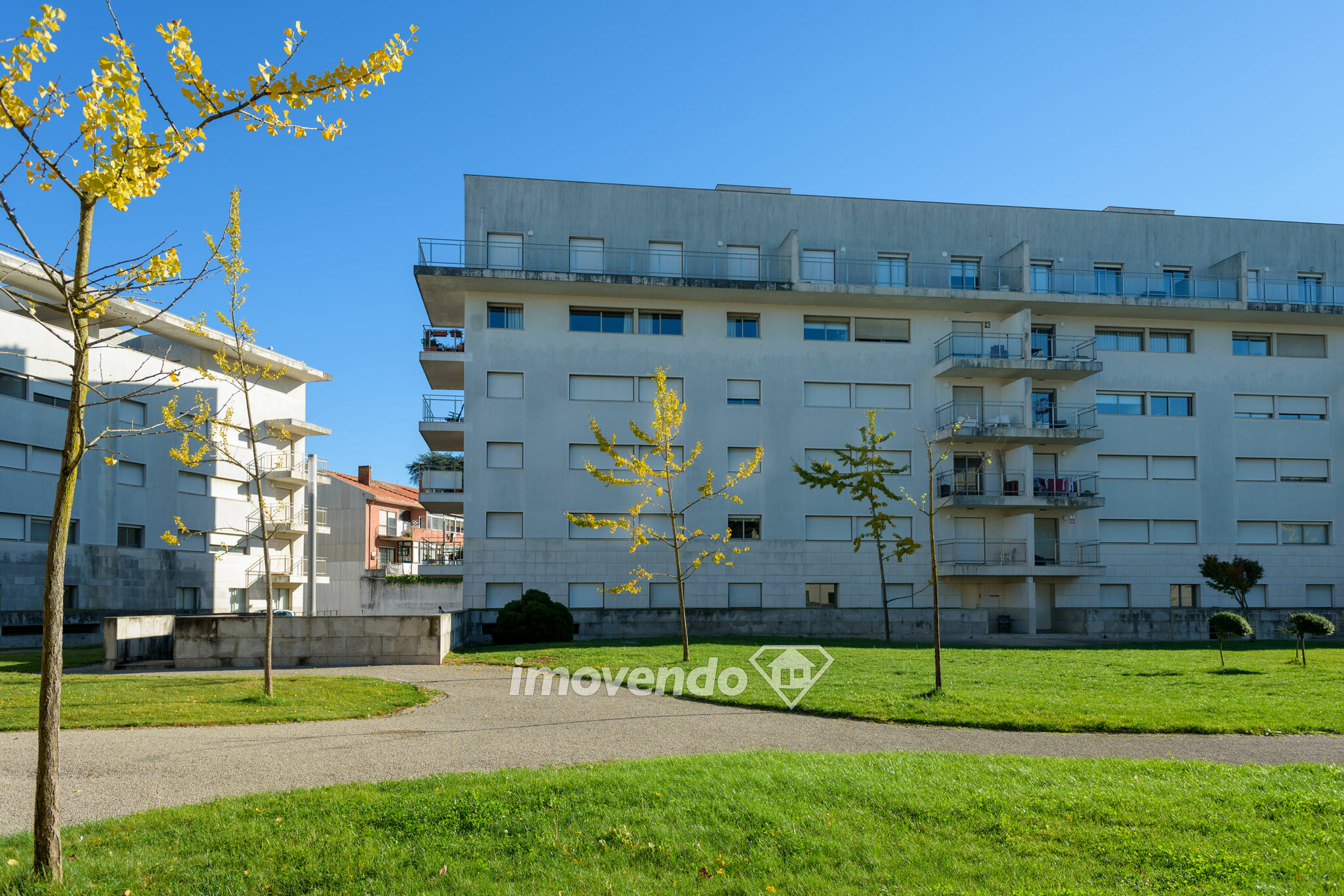 Apartamento T4, com lugares de estacionamento e áreas amplas, no Porto